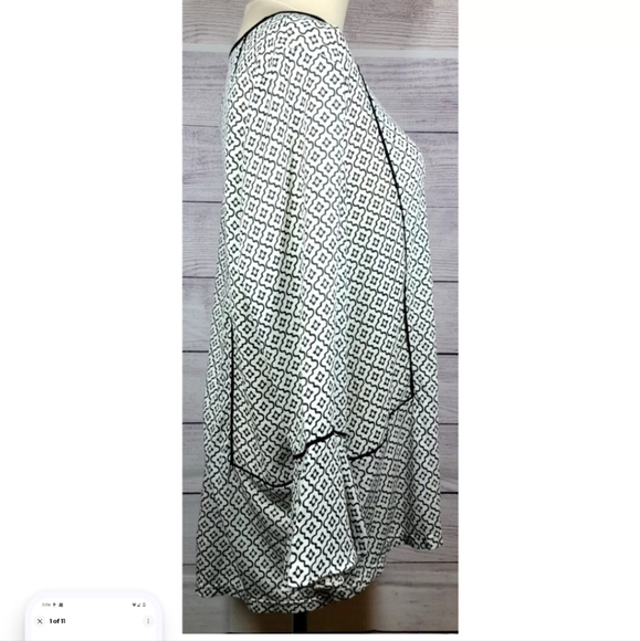 Ann Taylor Loft Top Black White Ruffled Geo Print Bell Sleeve Keyhole Back Small - Picture 2 of 10